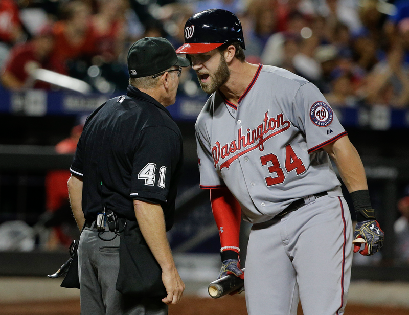 Illustration for article titled Umpire Jerry Meals Is Small, Most Baseball Men Are Large: Physical Comedy Ensues